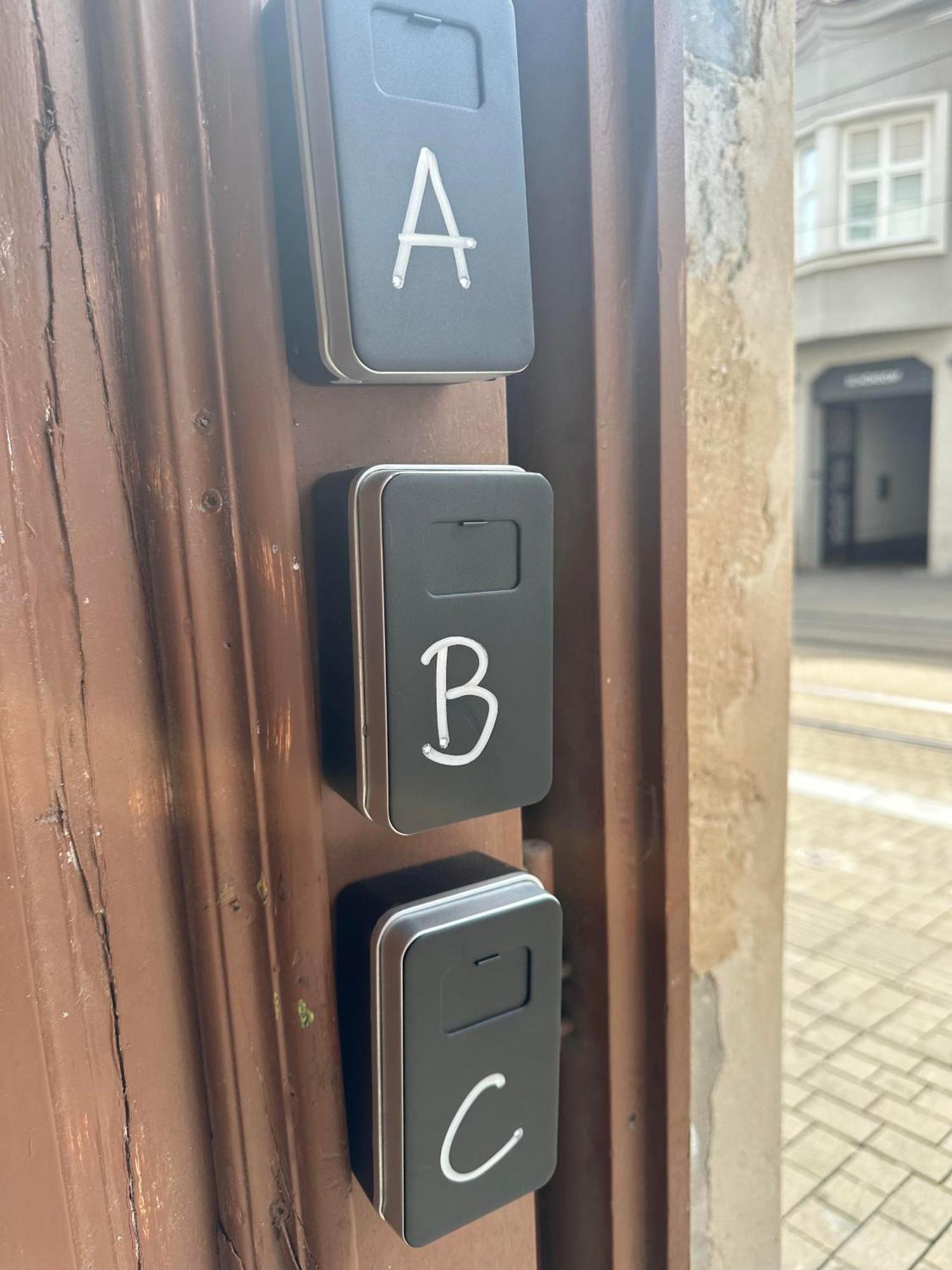 C Private Room In City Center In Bratislava Extérieur photo